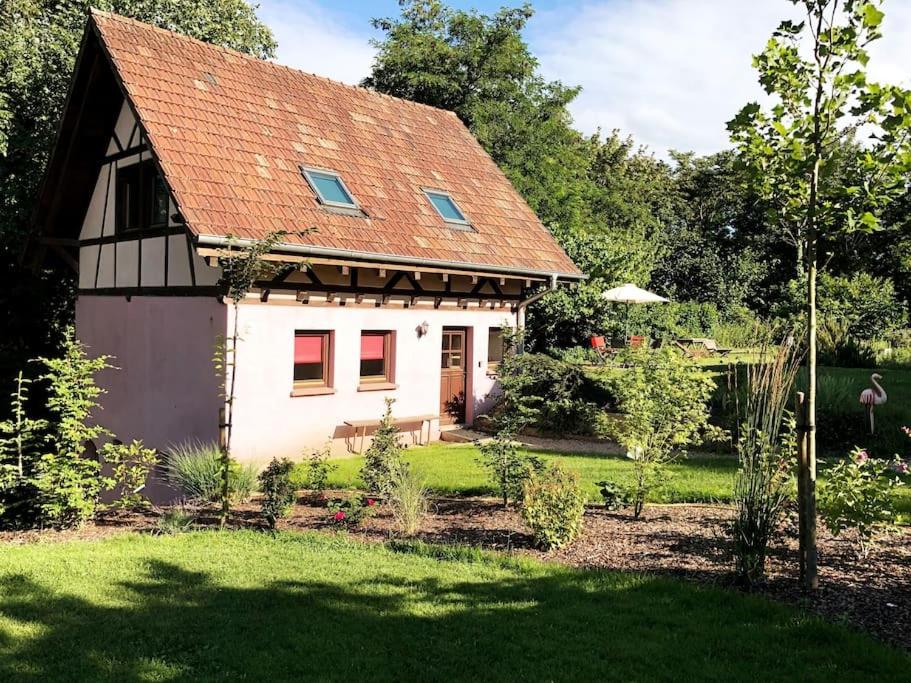 的住宿－La Mouette Rose - a zen guest-house in Lauterbourg，一间白色的小房子,有红色的屋顶