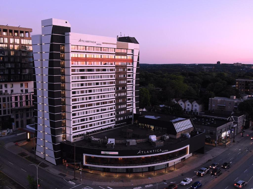 une vue aérienne d'un immeuble de bureaux dans une ville dans l'établissement Atlantica Hotel Halifax, à Halifax