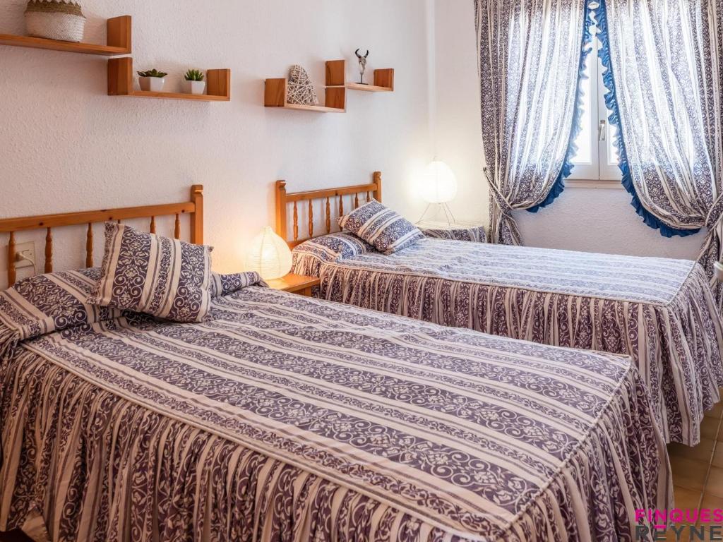 Posteľ alebo postele v izbe v ubytovaní Voramar II bloc 3 1º2ª