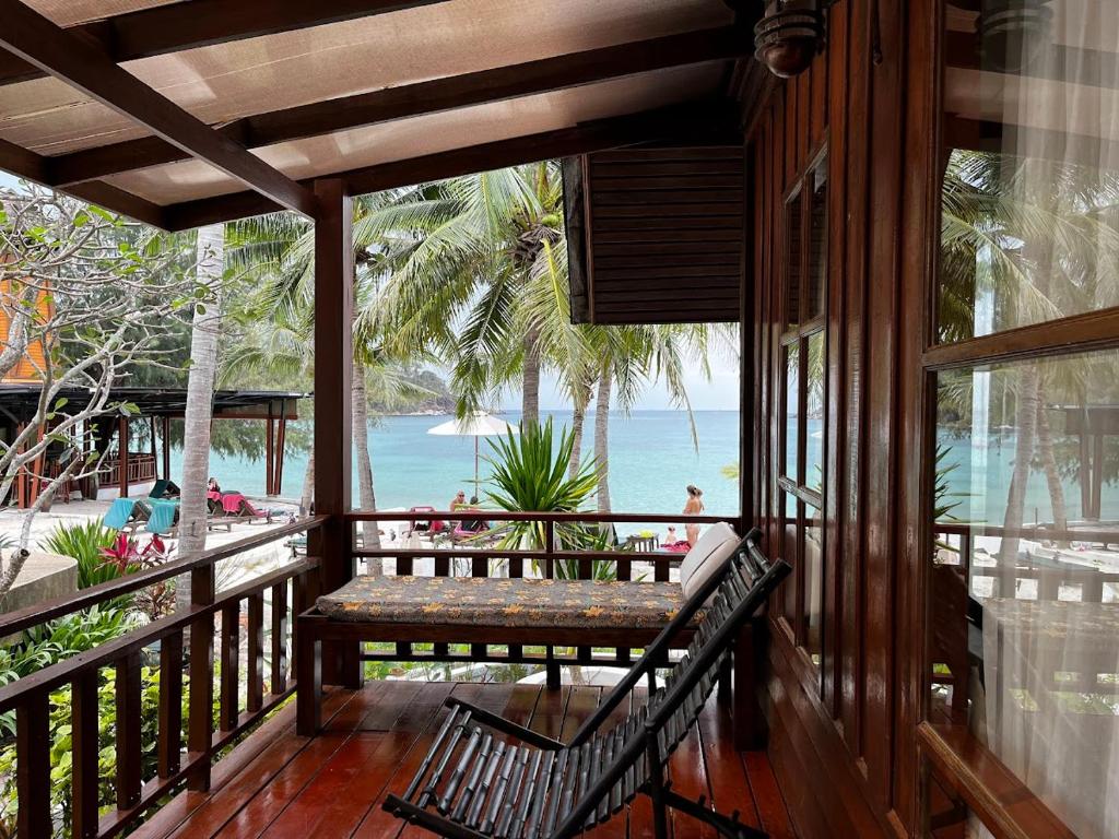 Ein Balkon oder eine Terrasse in der Unterkunft Green Papaya Beach Resort, Koh Phangan