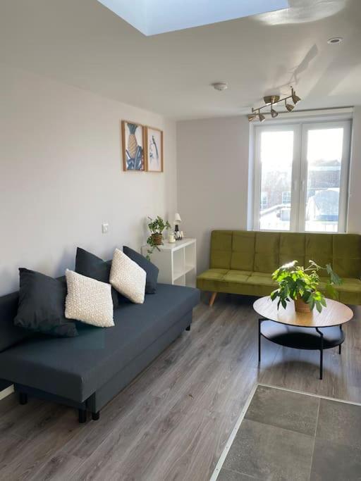 salon z kanapą i stołem w obiekcie Modern and Cosy 1-Bed Apt in the Heart of Dublin w Dublinie