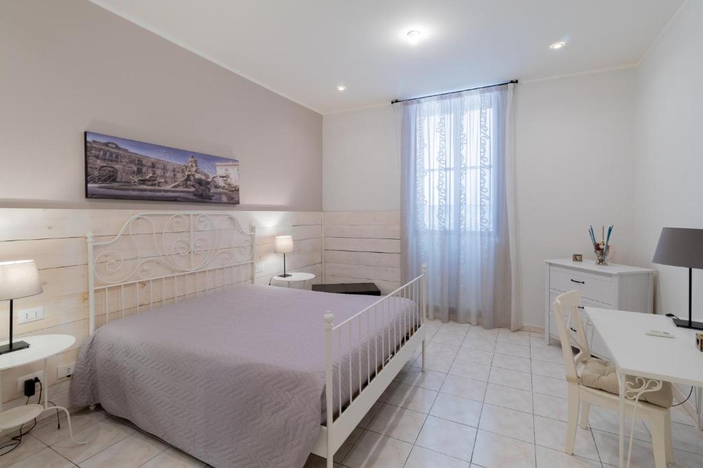 シラクーサにあるSyracuseApartments IL PIAVE di SIRACUSA Appartamento per 6 persone vicino ad ORTIGIA a 200m dal MAREの白いベッドルーム(白いベッド1台、シンク付)