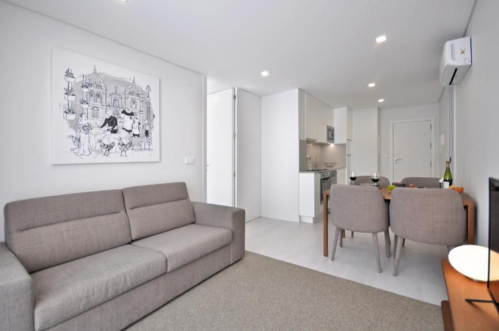 sala de estar con sofá y mesa en Sé Apartamentos - Luxury Apartment en Braga