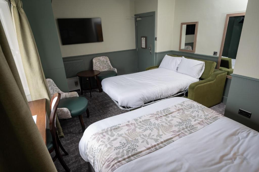 Postel nebo postele na pokoji v ubytování Ardencaple Hotel by Greene King Inns