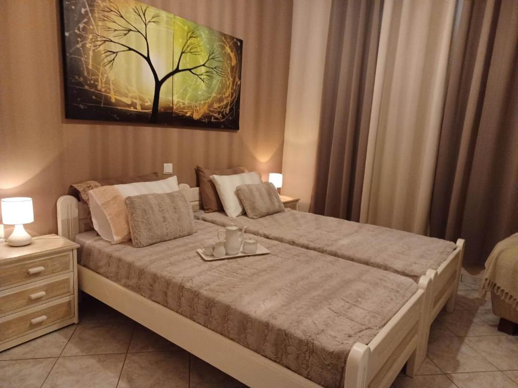 een slaapkamer met een groot bed en een dienblad bij RafaelHouse in Chania