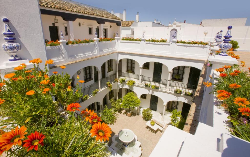 vistas al patio de un edificio con flores en Los Helechos, en Sanlúcar de Barrameda