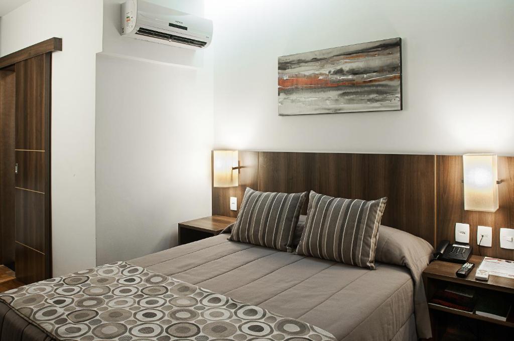 Cama ou camas em um quarto em Normandy Hotel