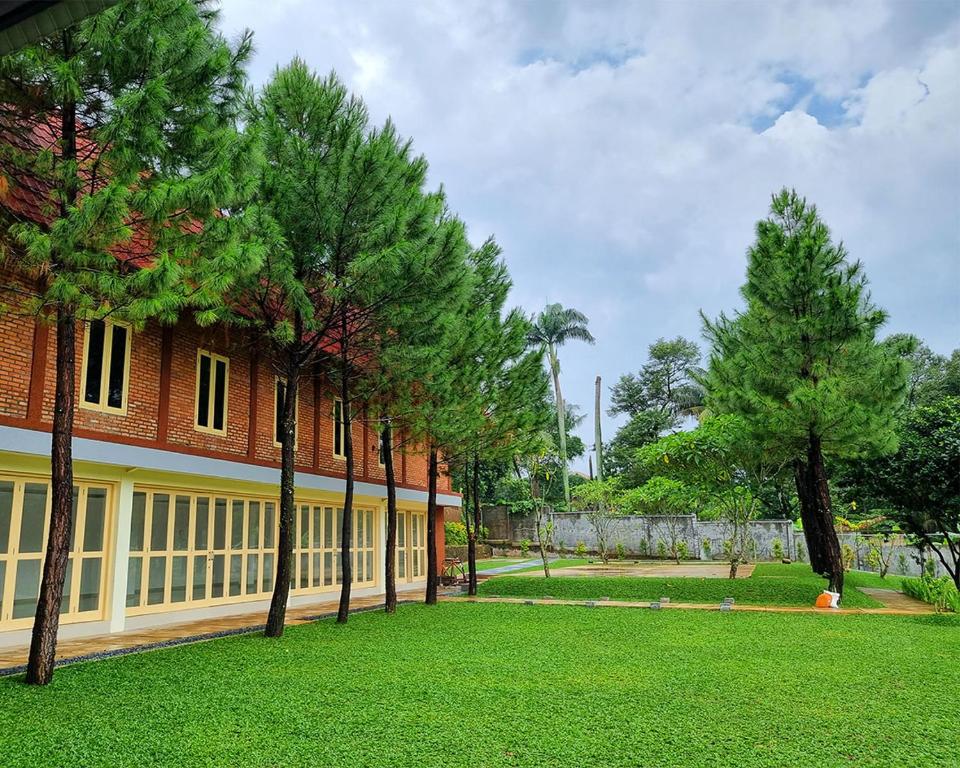 Taman di luar Asyana Sentul Bogor