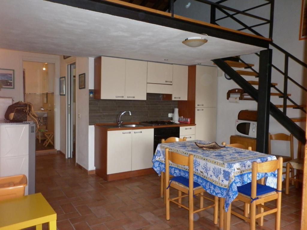 a kitchen and dining room with a table and chairs at Appartamenti Piombino Isola d'Elba in Rio Marina