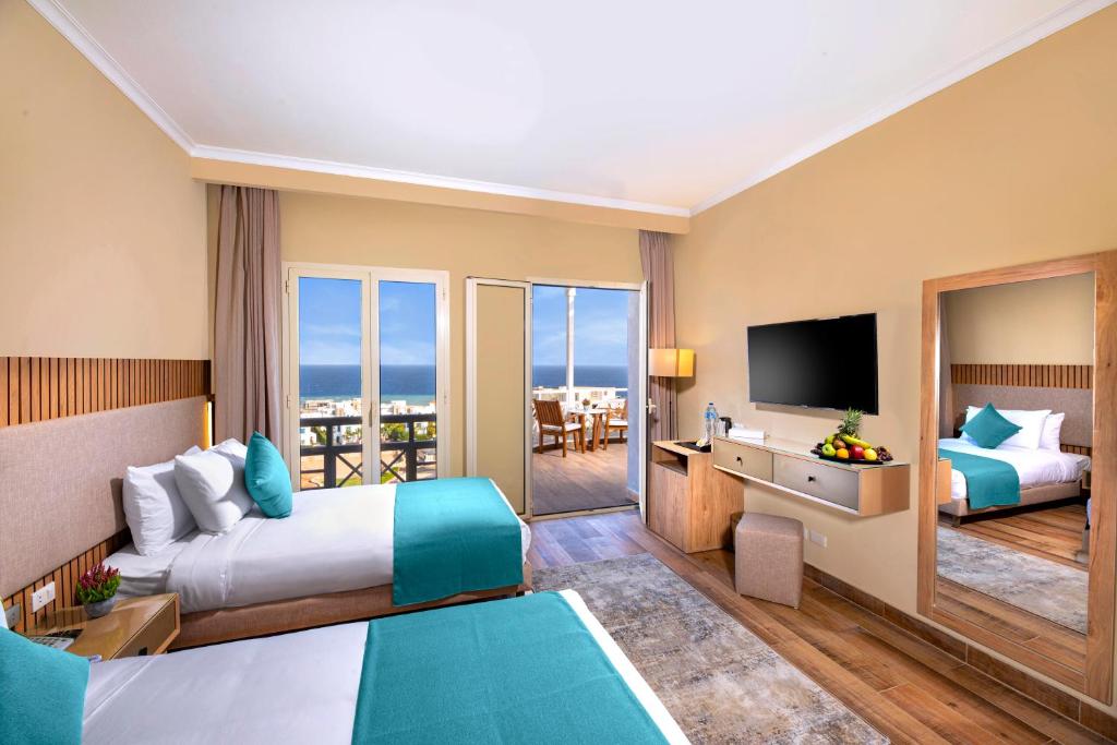 Телевизор и/или развлекательный центр в Zen Resort Sahl Hasheesh by TBH Hotels