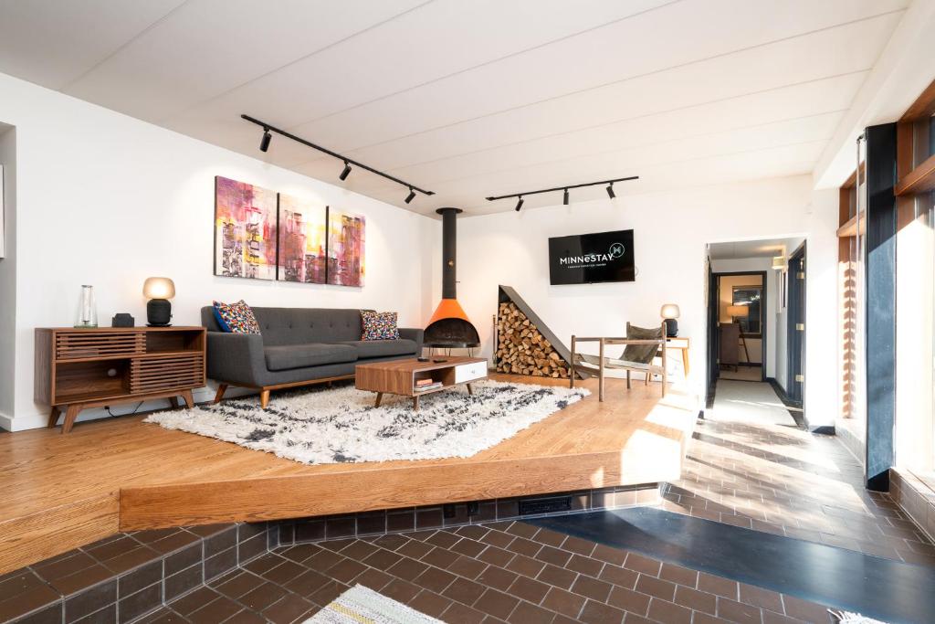 - un salon avec un canapé et une cheminée dans l'établissement Dove's Nest - Earth Home, à Minneapolis