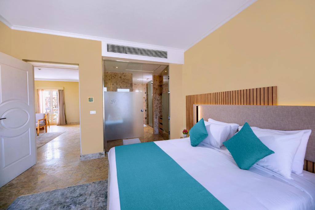 Кровать или кровати в номере Zen Resort Sahl Hasheesh by TBH Hotels