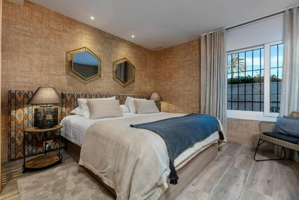 1 dormitorio con cama grande y ventana grande en Super Stylish apartment in La Alcazaba - RDR172, en Marbella