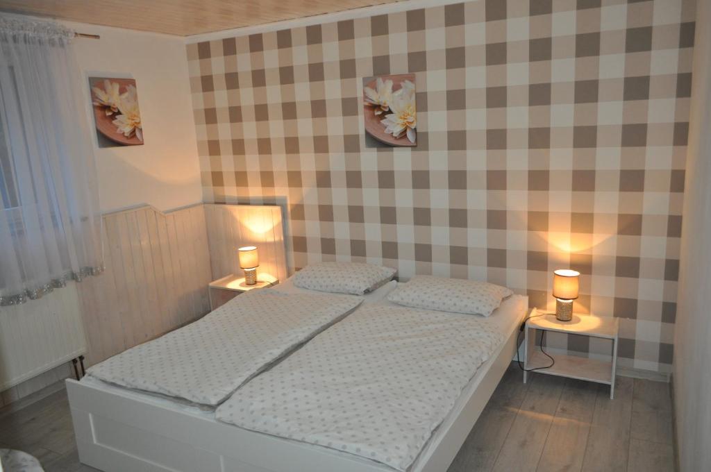 1 dormitorio con 1 cama y 2 lámparas en 2 mesas en Apartament u Zięby, en Duszniki-Zdrój