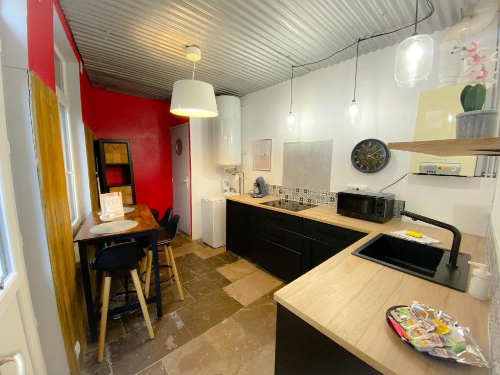 a kitchen with a counter and a table in it at Le Worker 2 in Calais