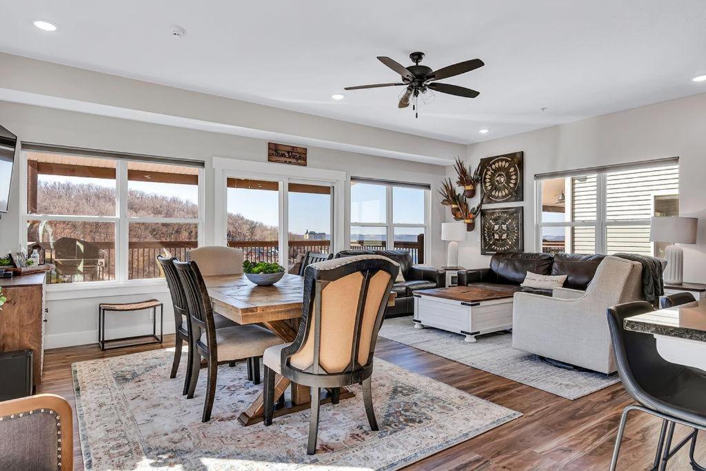 una sala da pranzo e un soggiorno con tavolo e sedie di SunDaze a Branson