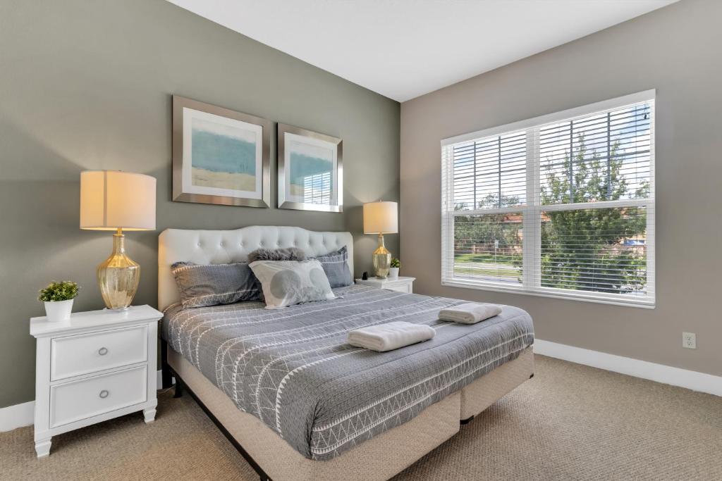 Un dormitorio con una cama grande y una ventana en Lovely 4 Bedrooms, 4 Bathrooms House Near Disney, en Orlando