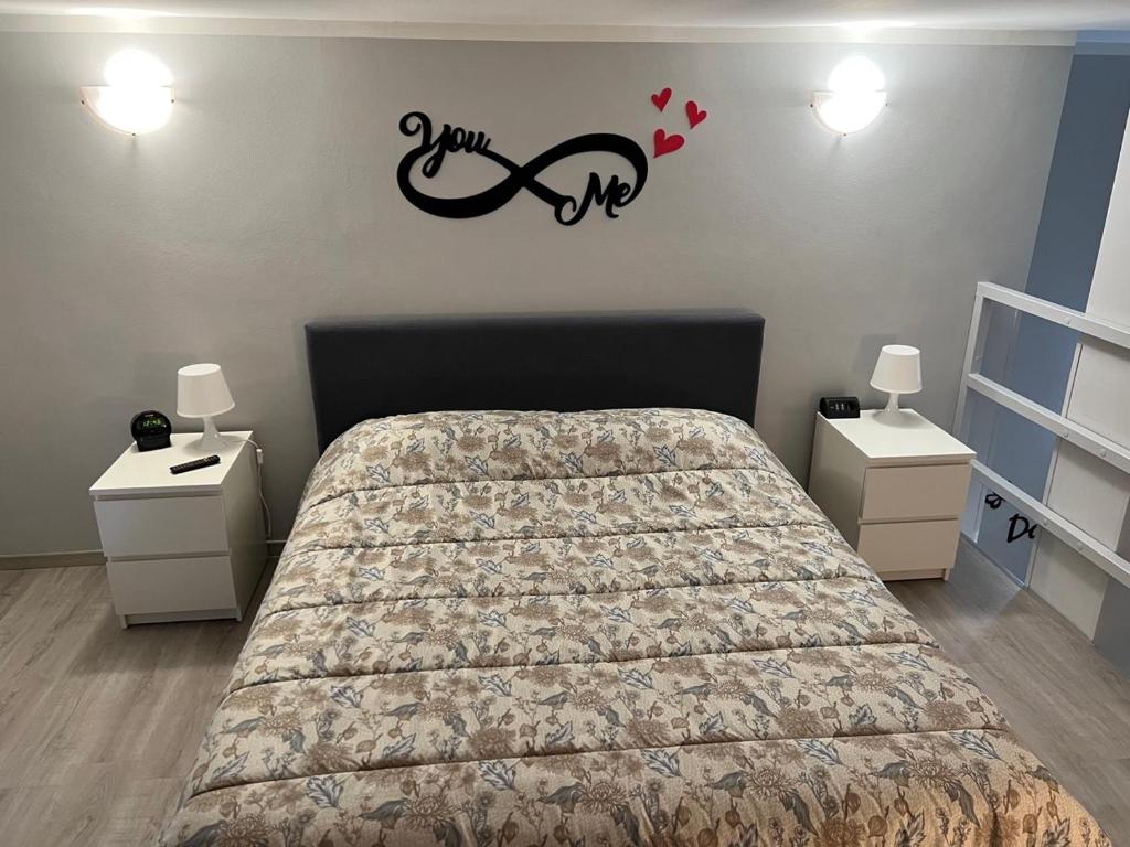 sypialnia z łóżkiem i 2 białymi szafkami nocnymi w obiekcie SWEET Home Lingotto w Turynie