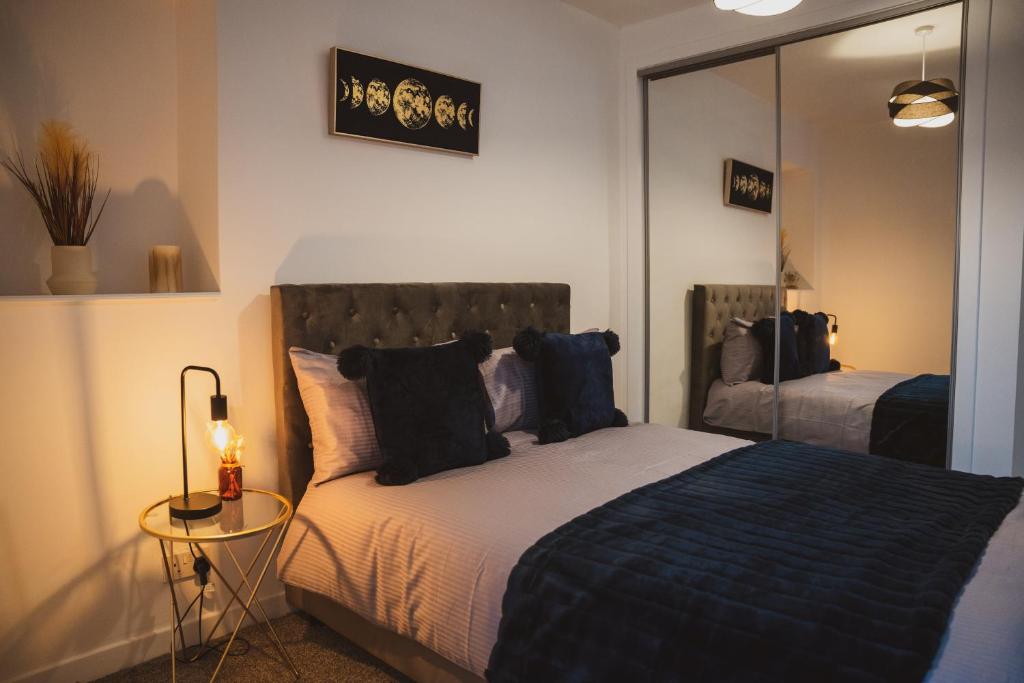 um quarto com uma cama e um espelho grande em 1 bedroom flat with easy parking/public transport em Dundee