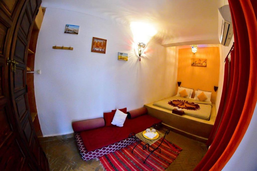 Posezení v ubytování riad dar saba shika