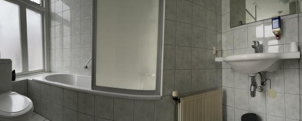 Koupelna v ubytování Hotel van Oppen