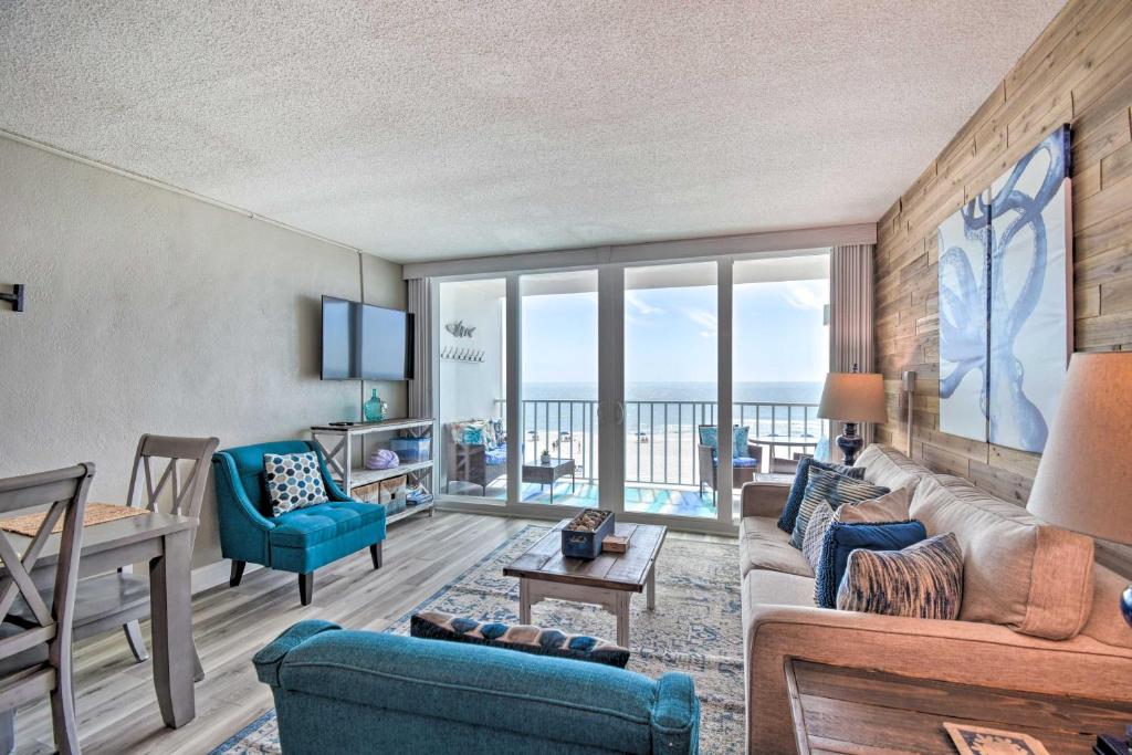 TV a/nebo společenská místnost v ubytování Bright Gulf Shores Beachfront Condo with Pool Access
