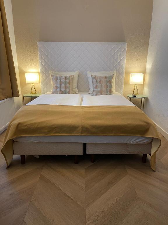 Postel nebo postele na pokoji v ubytování Hotel van Oppen