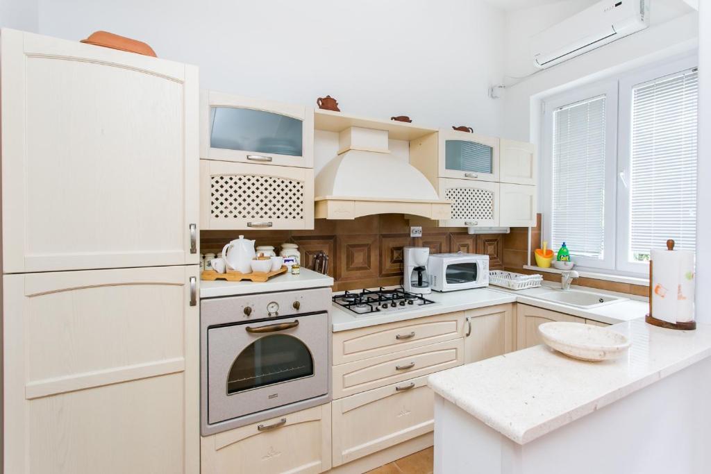 Kuchyňa alebo kuchynka v ubytovaní Villa Marini Dvori - with free parking