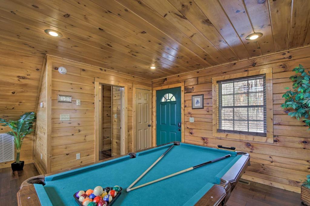 Gatlinburg Studio Cabin with Pool Table and Hot Tub!, Gatlinburg – Updated  2024 Prices
