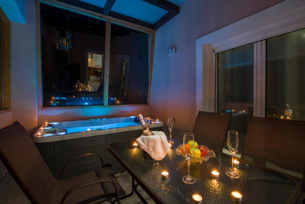 Nápoje v ubytovaní Villa Ifigeneia Private Hot Tub Rooms