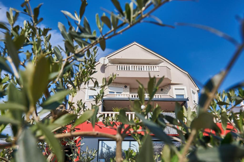 Vonkajšia záhrada v ubytovaní Apartments Lovric with sea view
