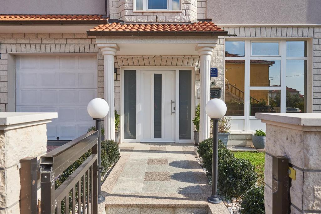 Exteriér alebo vchod do ubytovania Apartments Lovric with sea view