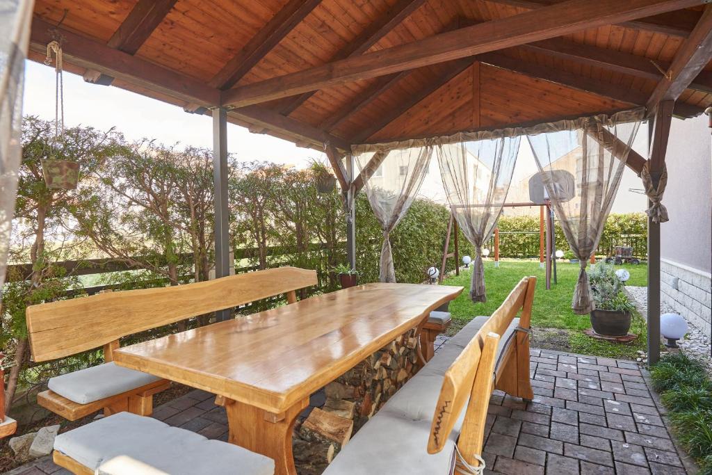 Vonkajšia záhrada v ubytovaní Apartments Lovric with sea view