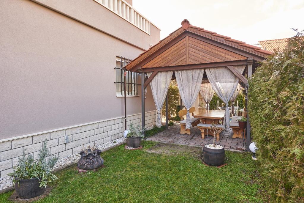 Vonkajšia záhrada v ubytovaní Apartments Lovric with sea view