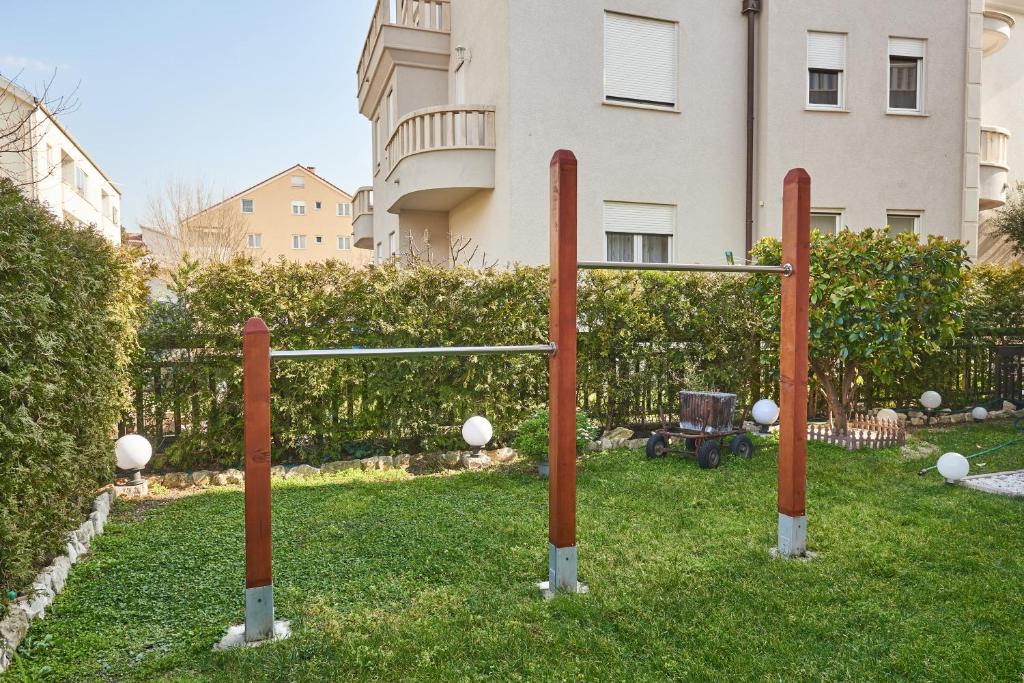 Vonkajšia záhrada v ubytovaní Apartments Lovric with sea view