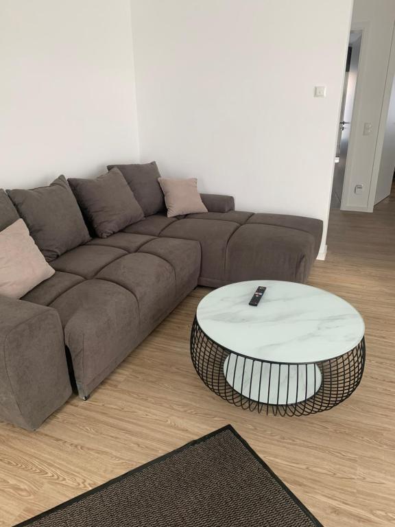 ヒルシャイトにある3 Zimmer Ferienwohnung Hannaのソファとコーヒーテーブルのあるリビングルーム