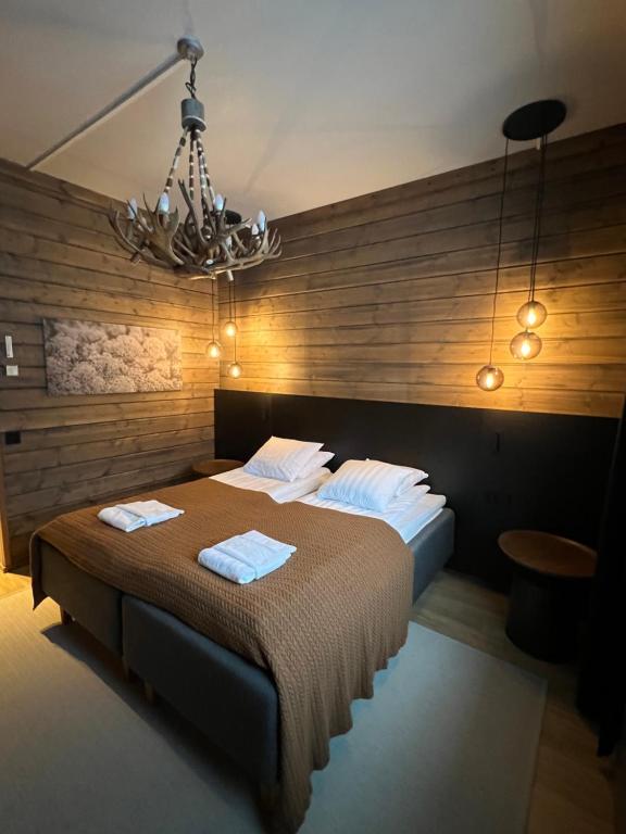 Een bed of bedden in een kamer bij Wilderness Hotel Muotka & Igloos