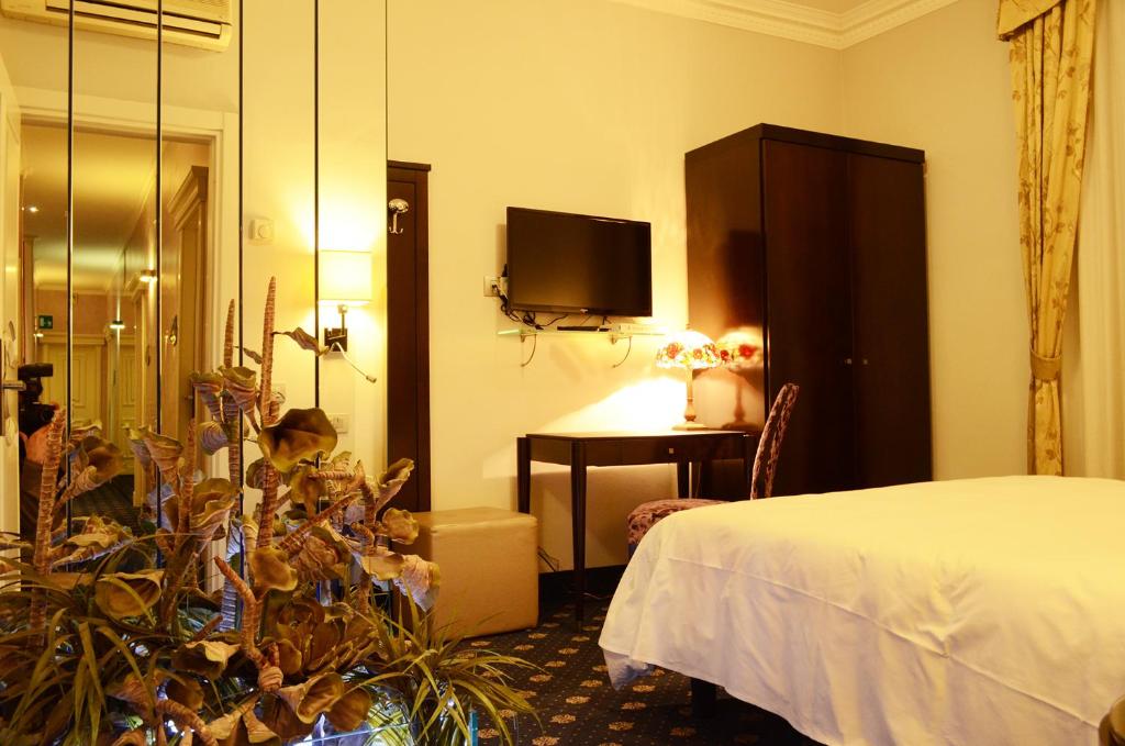 TV a/nebo společenská místnost v ubytování Sangallo Hotel