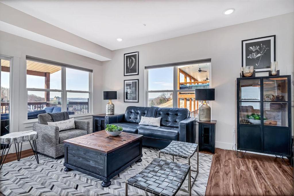 un soggiorno con un divano e un tavolo di LakeCraze a Branson