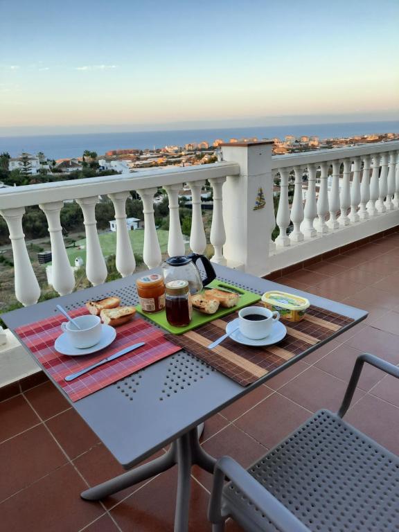 een dienblad met eten op een tafel op een balkon bij Appartement Bellavista Torrox in Torrox