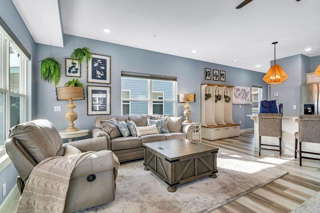 un soggiorno con un divano e un tavolo di Star Gaze a Branson