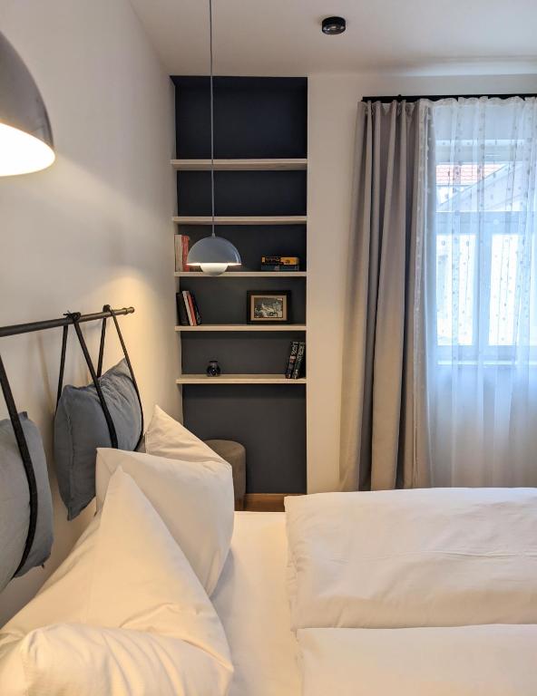 Postel nebo postele na pokoji v ubytování Hotel-Weingut Bernard