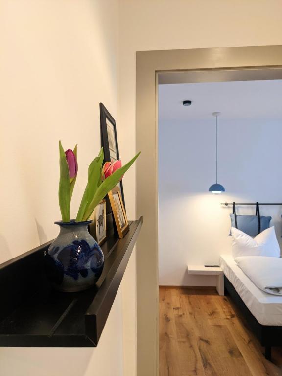 Postel nebo postele na pokoji v ubytování Hotel-Weingut Bernard