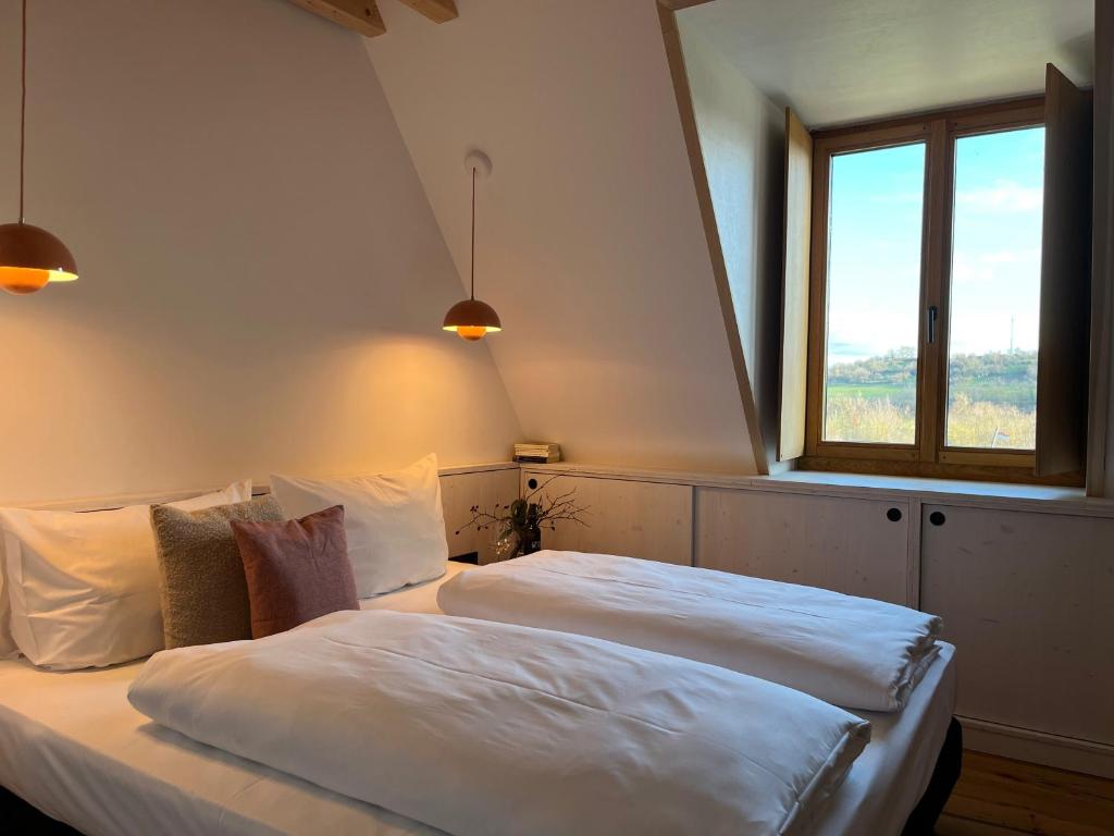 Postel nebo postele na pokoji v ubytování Hotel-Weingut Bernard