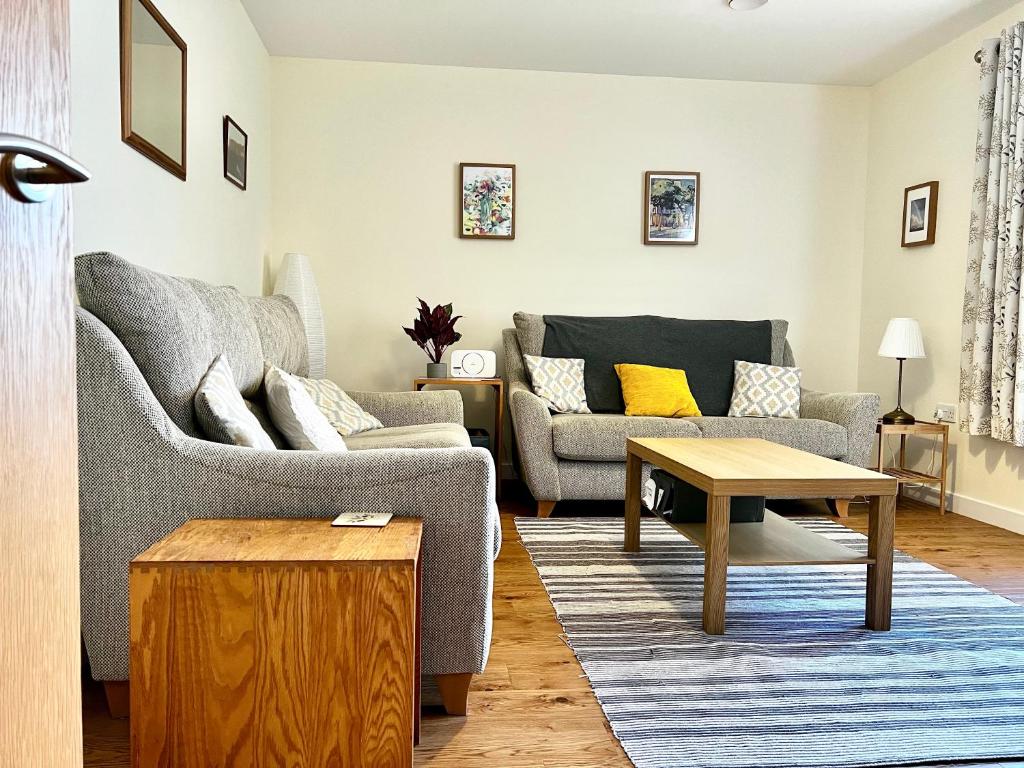 奧克尼的住宿－Central Spacious 2 Bed 2 Bath, Free WiFi & Parking, Park View，客厅配有两张沙发和一张咖啡桌