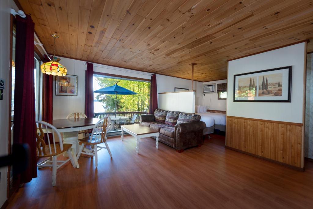 The Juliana Resort - Lakefront Studio Suite Lower Level