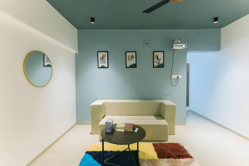 sala de estar con sofá y mesa en La vaccanza Suite -403 en Pune