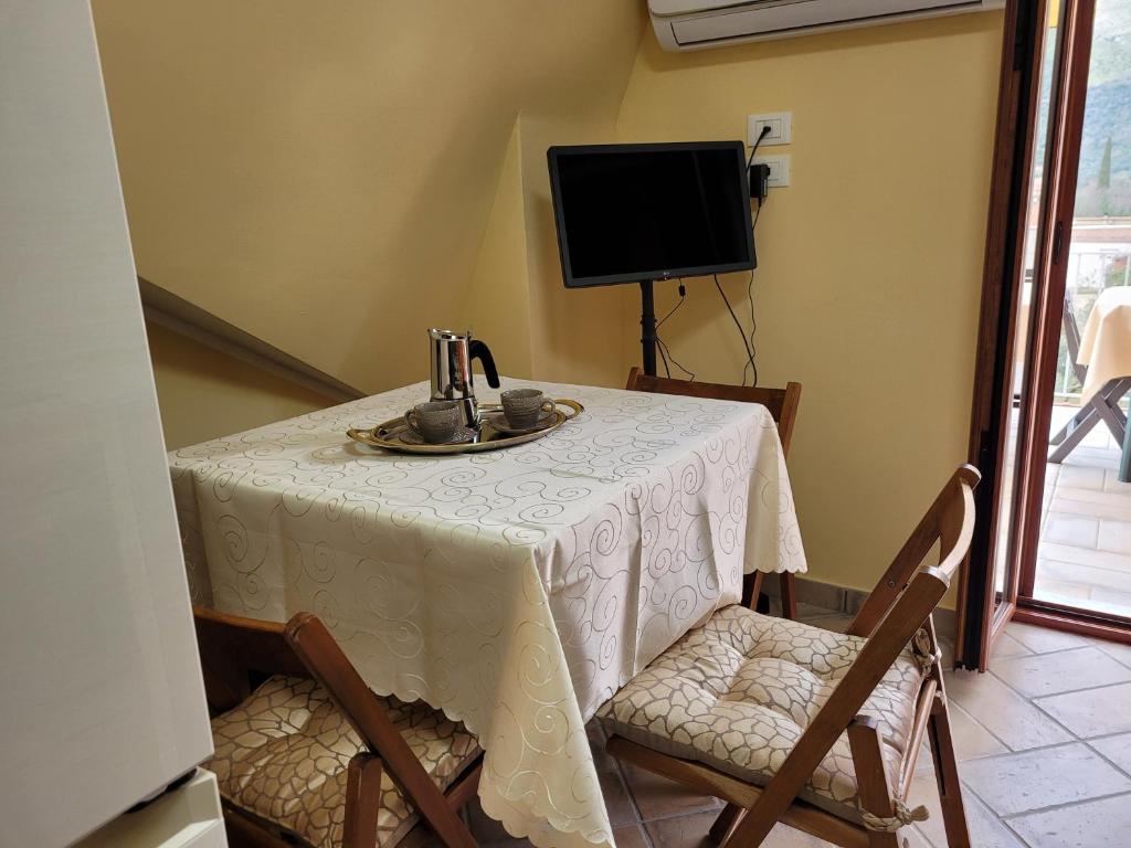 TV a/nebo společenská místnost v ubytování ALLOGGIO TURISTICO MAGNIFICO ALESSANDRO VALLE BERNARDO 04025 LENOLA LT CIR 19063 nei pressi di 04022 FONDI LT