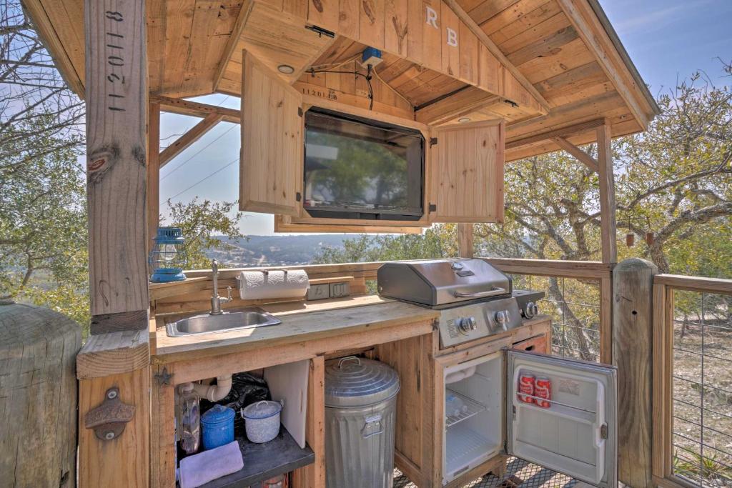 Kuchyň nebo kuchyňský kout v ubytování Kerrville Converted Barn Tiny Home with Kayaks!