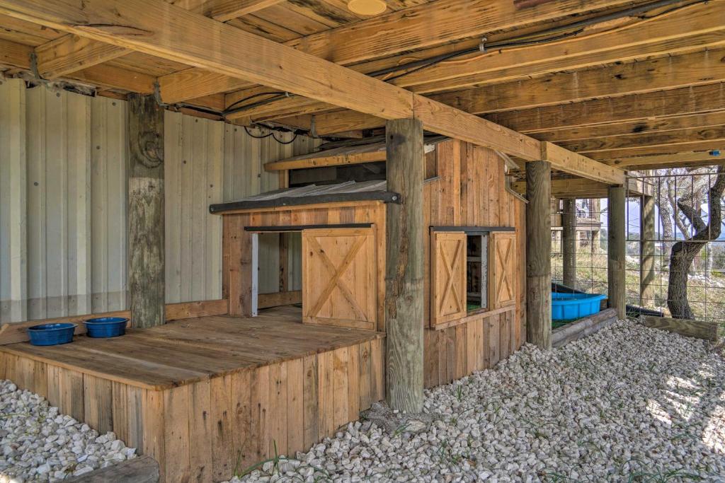 Fotografie z fotogalerie ubytování Kerrville Converted Barn Tiny Home with Kayaks! v destinaci Kerrville